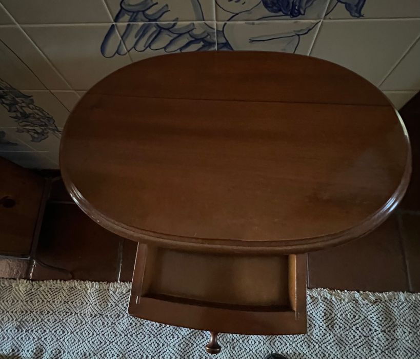 Mesa de apoio em Nogueira