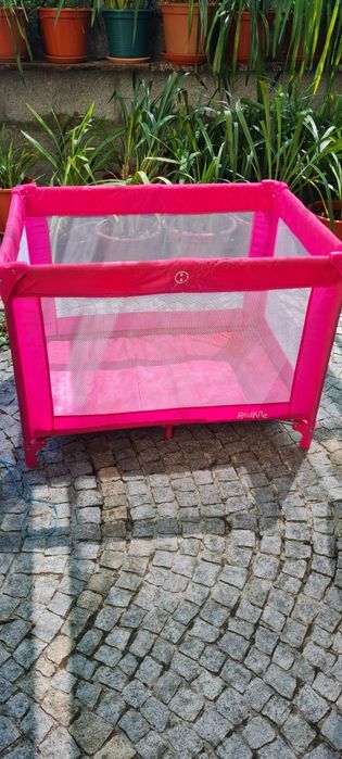 Cama de viagem rosa