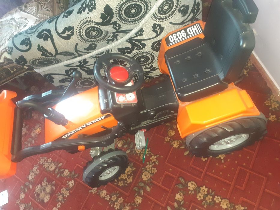 Трактор новий . майже не катався.