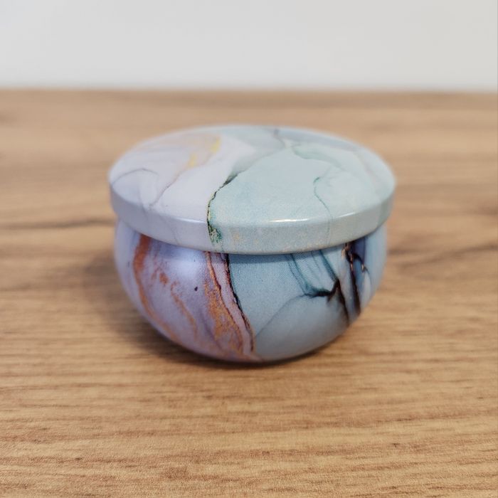 Świeca sojowa w puszce o zapachu ananasa