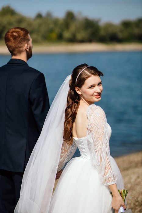 Весільна сукня з рукавами, ремінцем та фатою