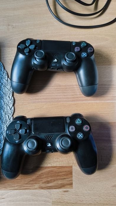 Playstation 4 Slim + 2 pady + 4 gry