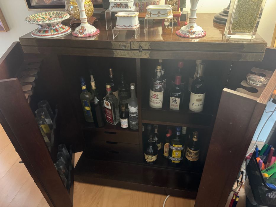 móvel japonês, bar. com rodas,  como novo