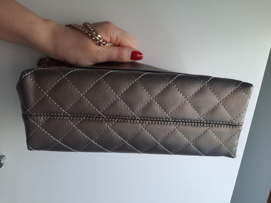 Clutch dourada com alça removível