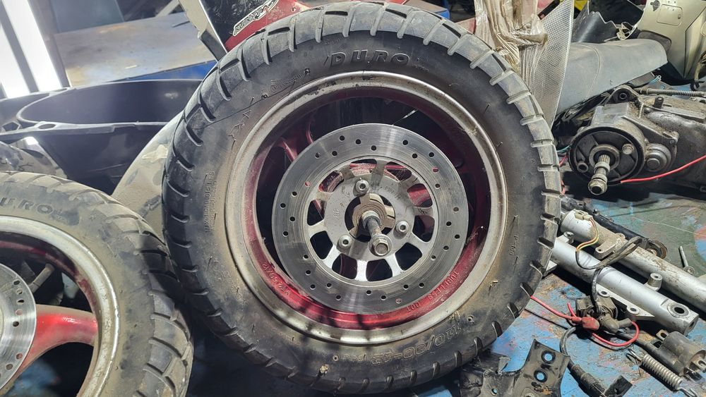 Вайпер Шторм, двигатель 50 кубов двухтактный аналог Ямаха Джог, колёса