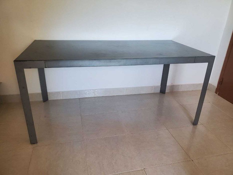 Mesa de jantar preta com estrutura em aço