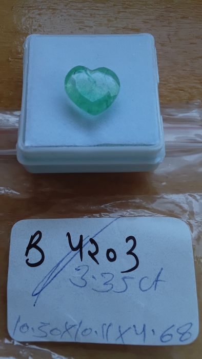Esmeralda Natural em gorma Coracao   3.55 ct de Pura Beleza