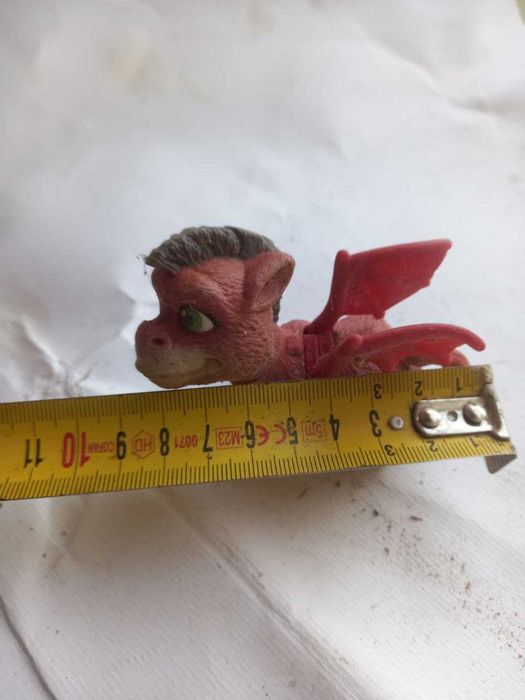 Brinquedo figura de dragão