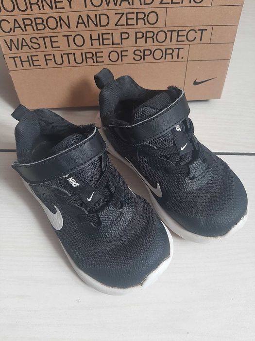 Buty sportowe nike czarne dla chłopca 23,5