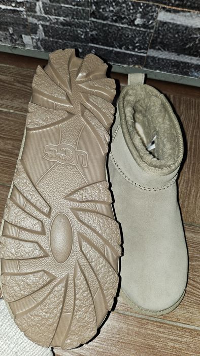 Продам UGG розмір 40