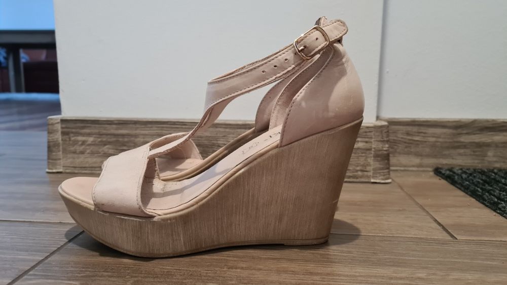 Sandały na koturnie Lasocki rozmiar 38