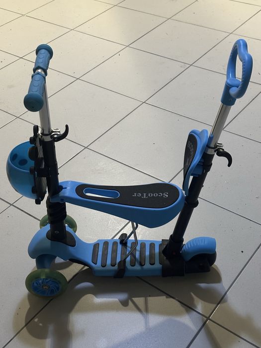 Trotinete infantil com assento