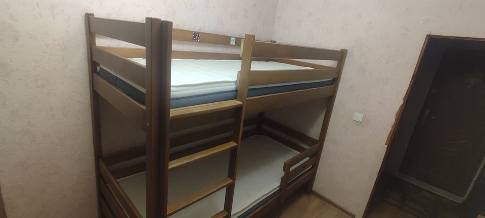 Продам двоярусну дерев'яну кровать