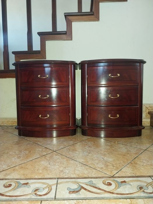 Mesinhas de cabeceira em madeira