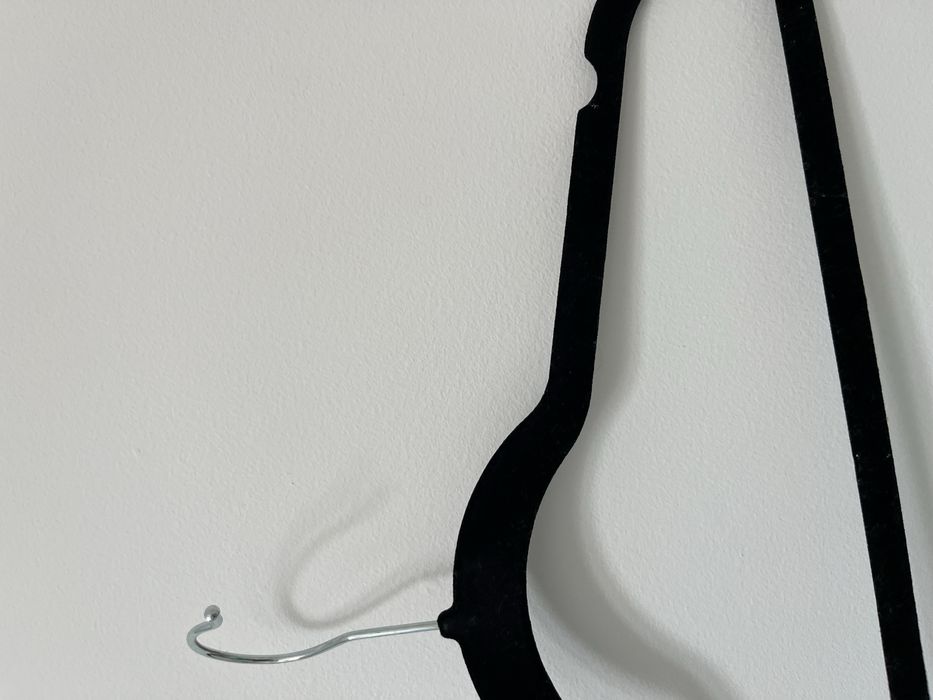 110 cabides de veludo pretos