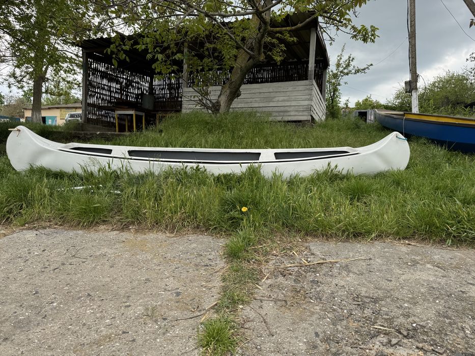 Пирога ( стеклопластик)+ 2 весла