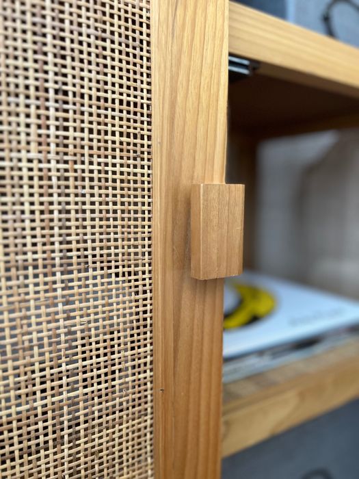 Armário em madeira com portas em rattan – excelente estado