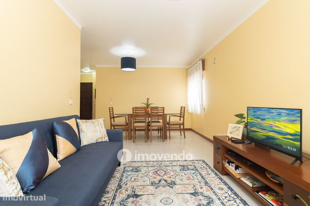 Apartamento T2 com áreas generosas e varanda, em Setúbal