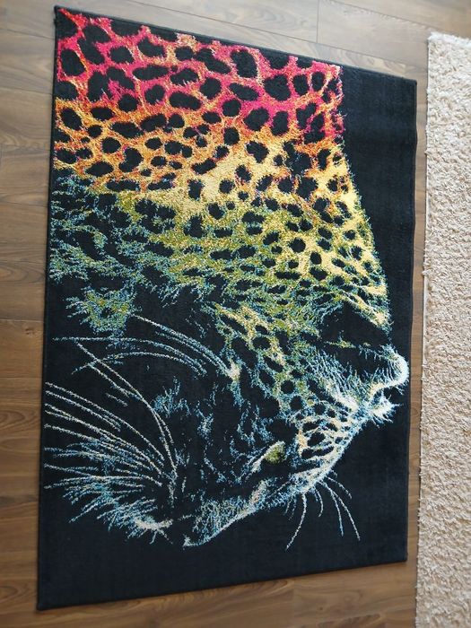 Dywan czarny z kolorową panterą