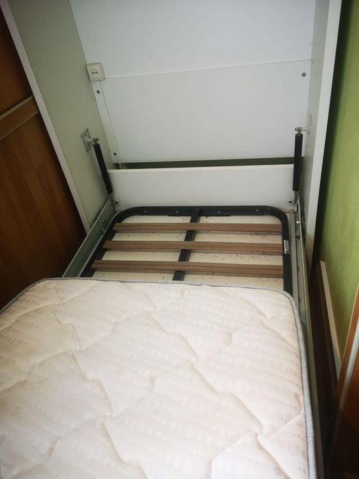 Cama oculta feita por medida para varanda