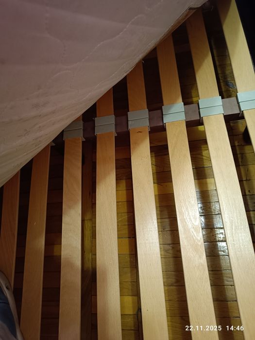 Ліжко дерев'яне із матрацом