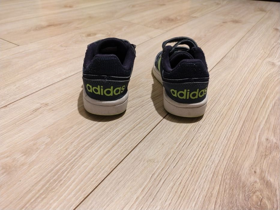 Sprzedam chłopięce buty sportowe Adidas