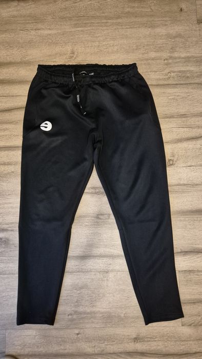 Spodnie piłkarskie keeza M/L
Treningowe, kolor czarny 
Normalne ślady