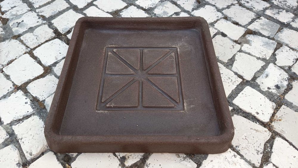 Vasos castanhos em cimento
