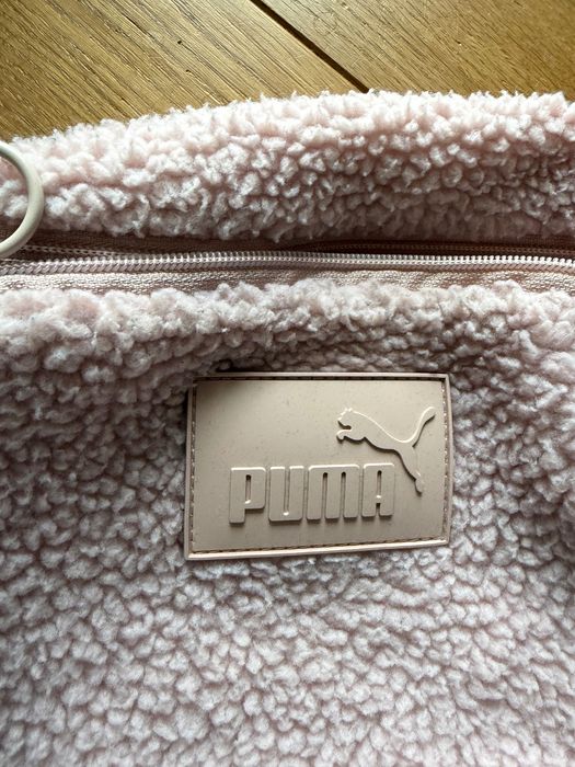 Puma nerka saszetka torebka sherpa różowa róż puchata futerko
