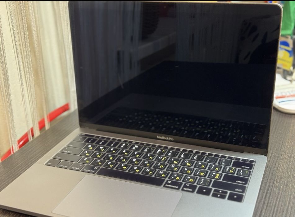 ТЕРМІНОВО MacBook Pro 13 2017 i5 8GB SSD