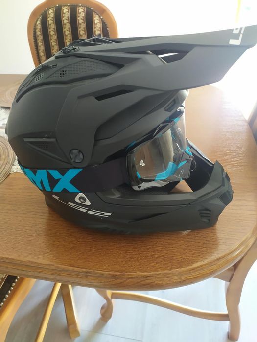 Kask i bluza na motor zapiecie z ochraniaczami na lokcie ramiona i plecy