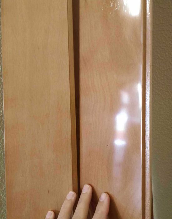 Tabuas novas de madeira com verniz