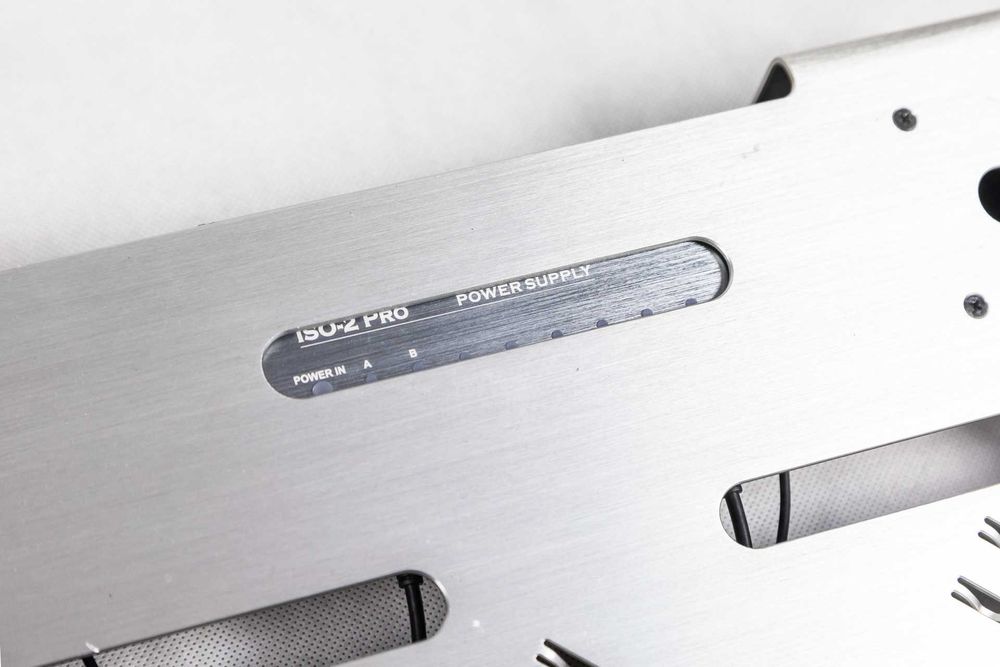 Fender Professional Pedalboard L + zasilacz Harley Benton PowerPlant ISO-2 PRO
