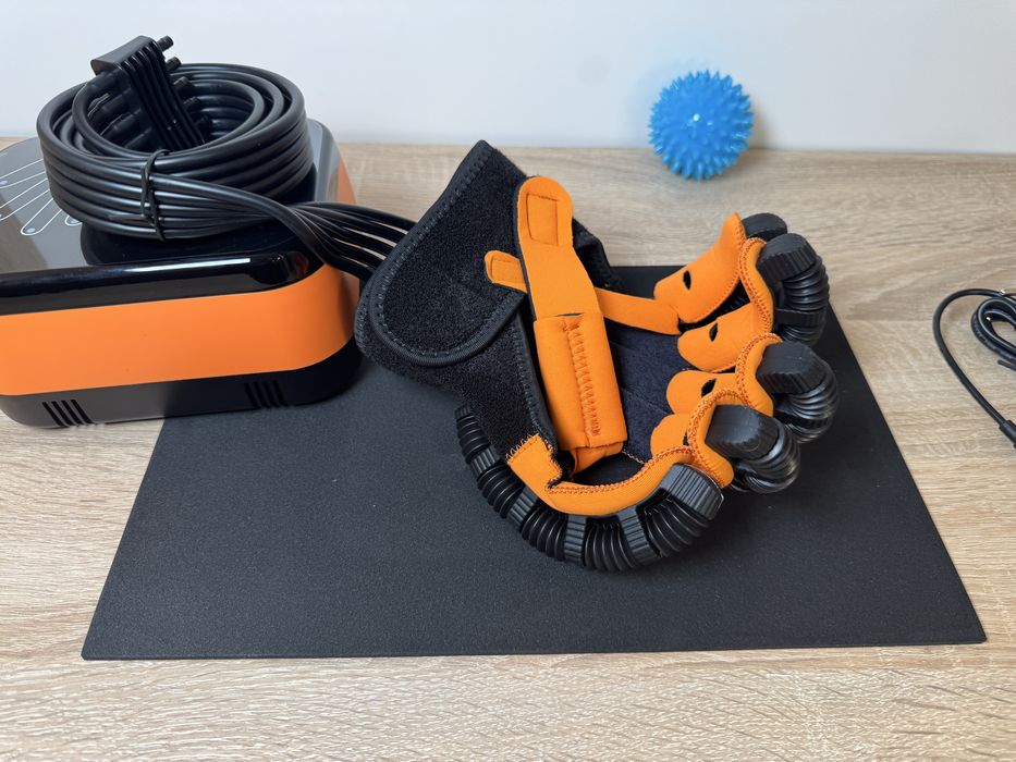 Рукавичка робот для реабілітації пальців