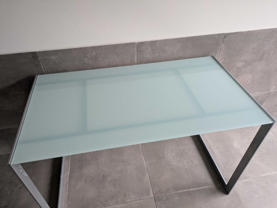 Secretária de aluminio e vidro