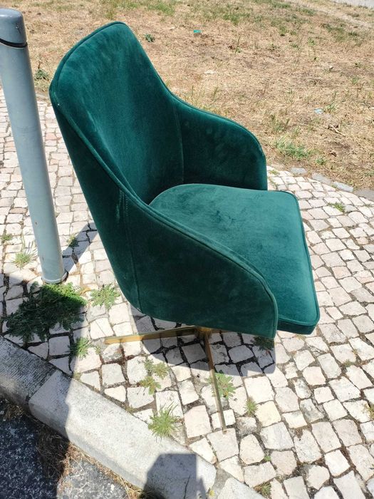 Cadeira giratória em veludo verde com pé de latão