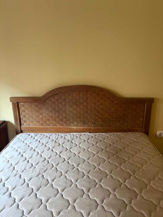Cama Antiga - com colchão e mesa de cabeceira