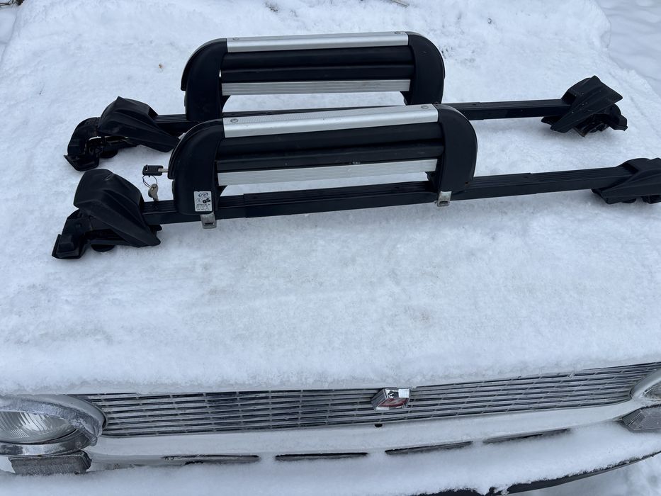 Багажник на автомобіль є два ключа