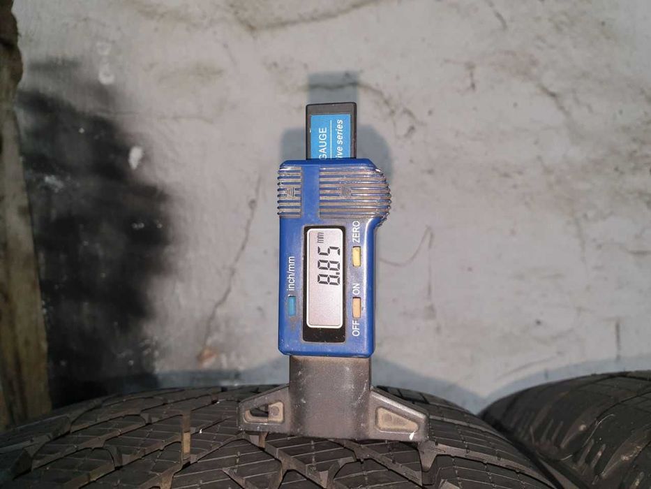 Dwie Opony zimowe Demo 225/40R18 8,8mm Pirelli Winter 2 Cinturato