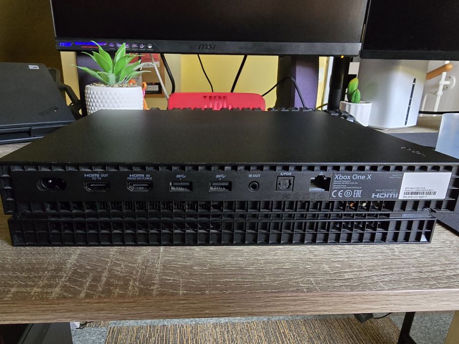 Xbox One X 1TB 4K + 2 pady Bluetooth – sprawny, zadbany