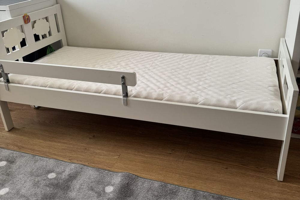 Cama c/estrado ripas com colchao.