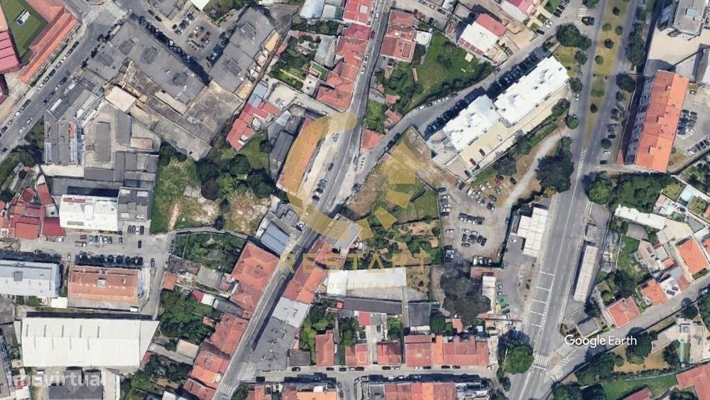 Studio T0 com varanda e lugar de garagem em Costa Cabral