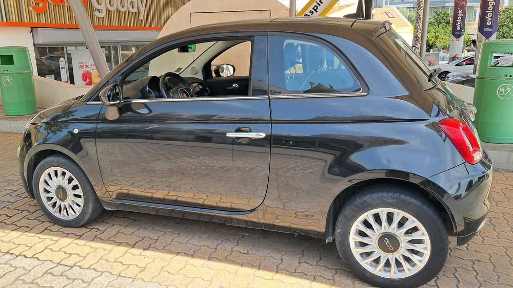 Fiat 500 preto com teto panoramico
