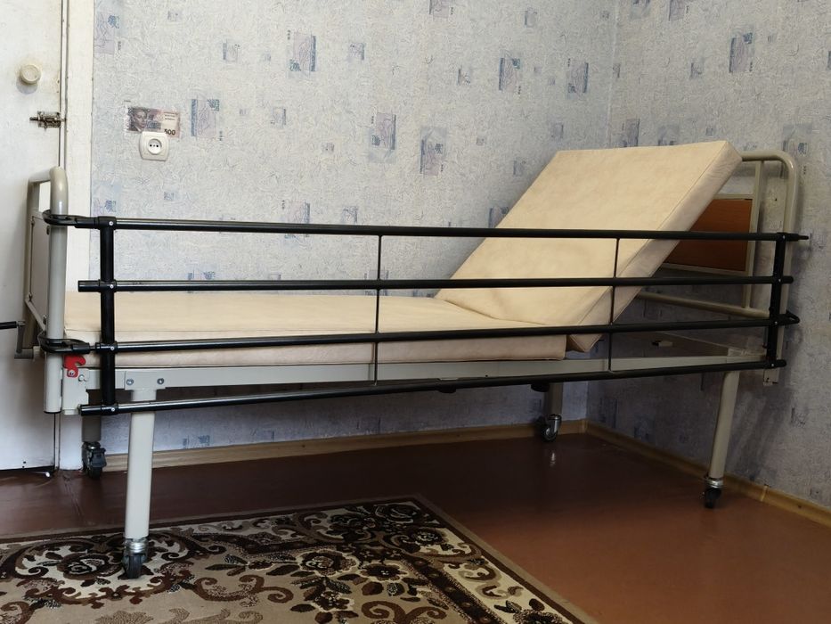 Функціональне 2-х секційне ліжко на коліщатах