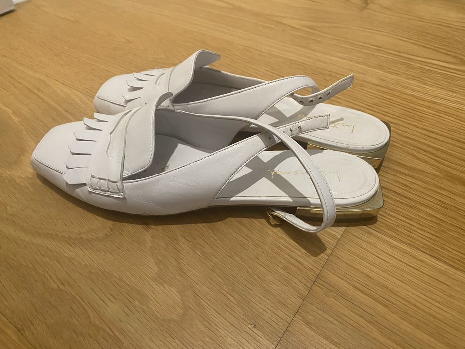 Sandálias / Sapatos Brancos INTrend – Tamanho 41