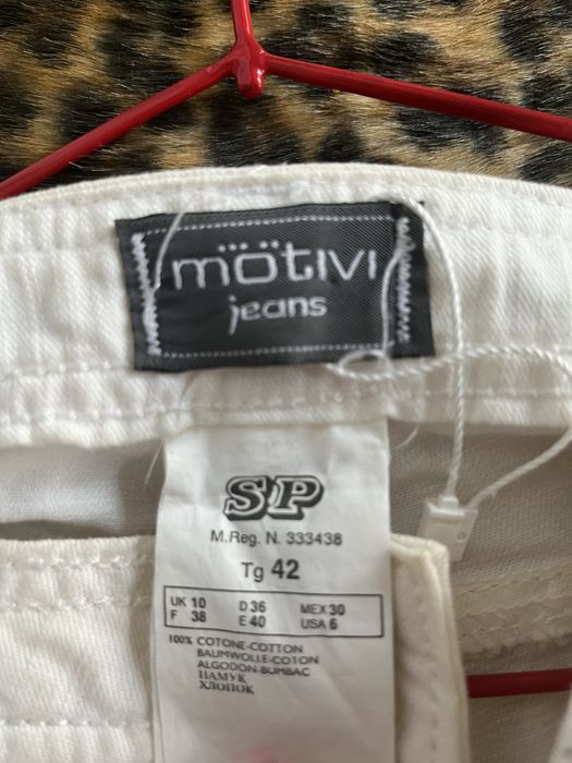 Продам білі з камінцями джинси нові!