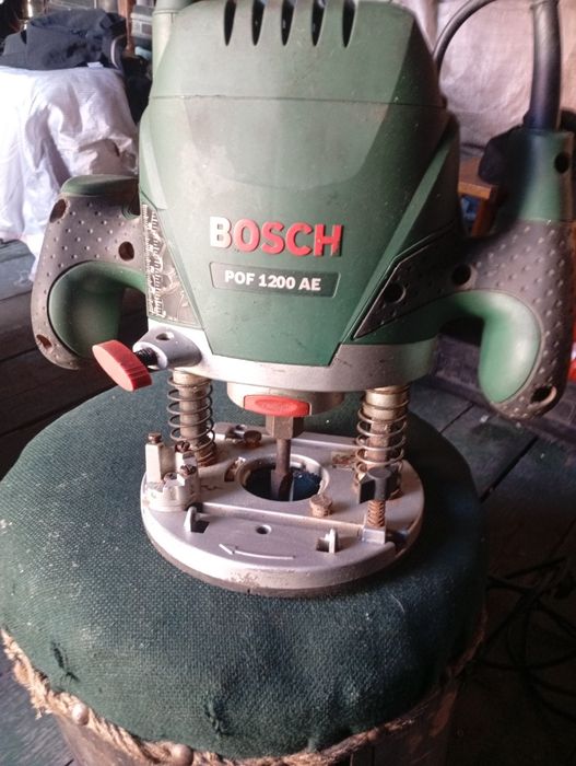 Ручной фрезер BOSCH.