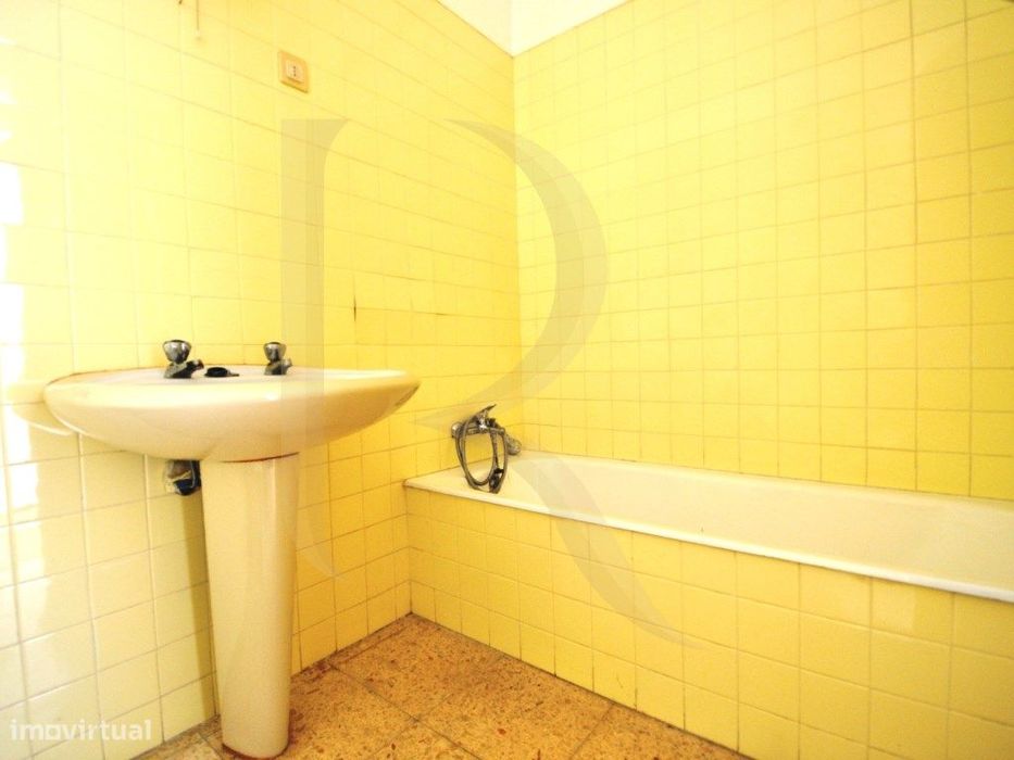 Apartamento T3 com elevador e varandas em Setúbal