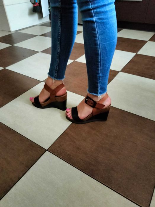 Buty na koturnie ze skóry naturalnej