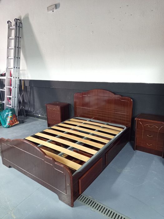 Cama mais 2 mesas de cabeceira em mogno